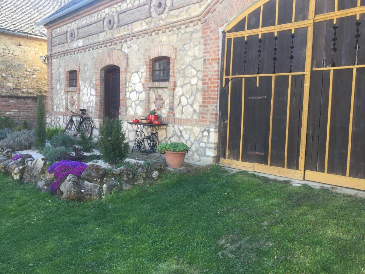 Levendula Porta Es Pajtaszinhaz Hotel Orfu Luaran gambar