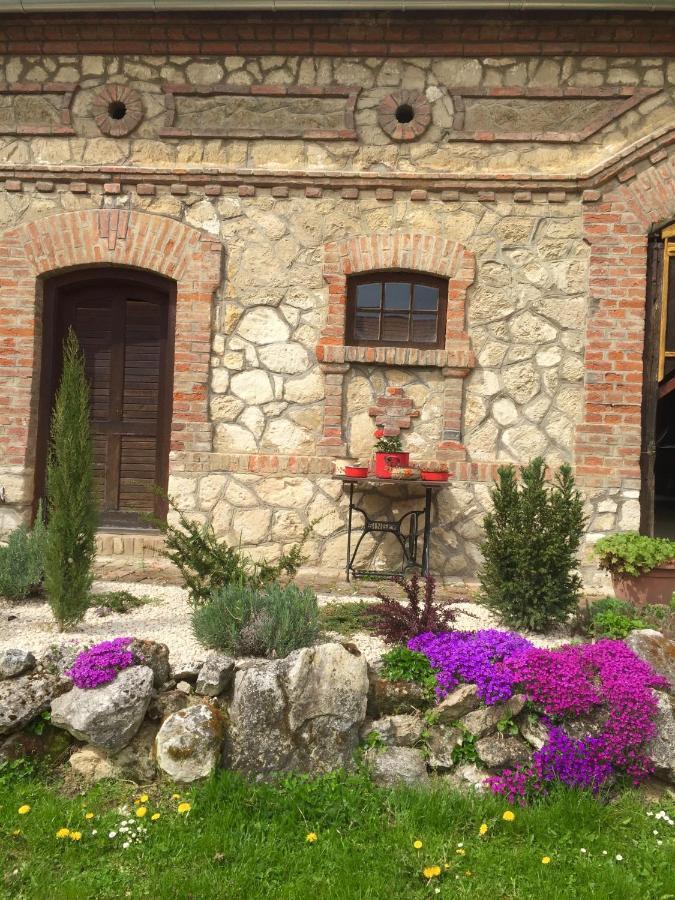 Levendula Porta Es Pajtaszinhaz Hotel Orfu Luaran gambar