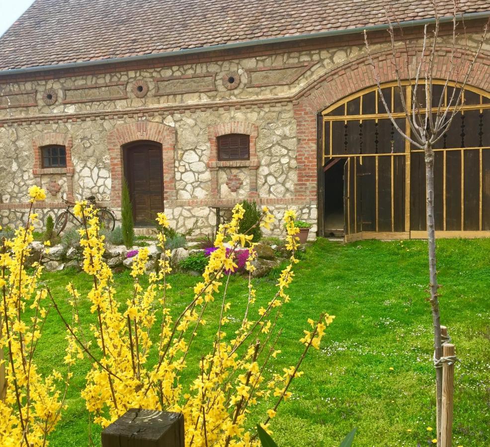 Levendula Porta Es Pajtaszinhaz Hotel Orfu Luaran gambar