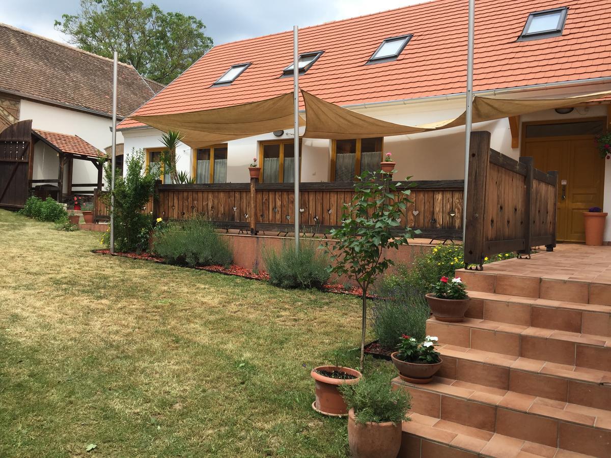 Levendula Porta Es Pajtaszinhaz Hotel Orfu Luaran gambar