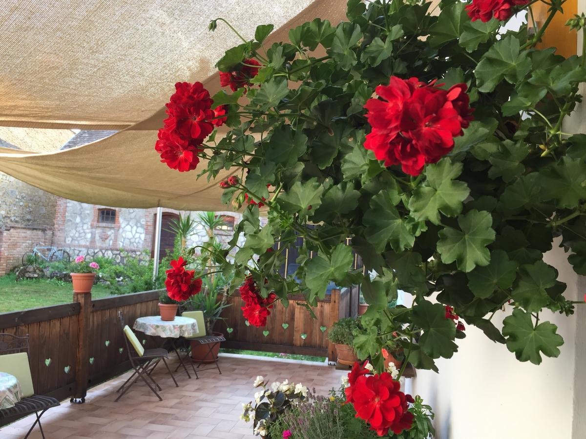 Levendula Porta Es Pajtaszinhaz Hotel Orfu Luaran gambar